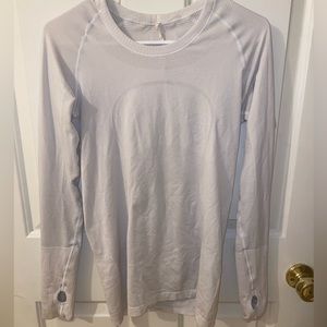 Size 8 lululemon swiftly tech long sleeve